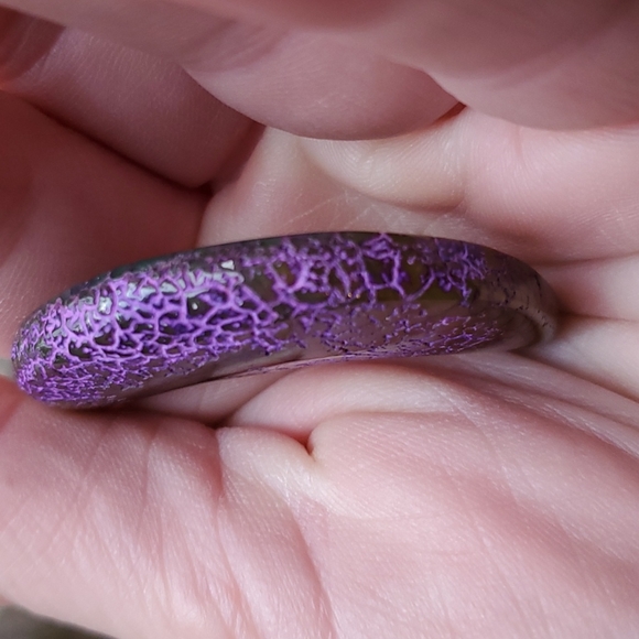 New Dragon Veins Agate Crescent Moon Pendant. - Picture 5 of 11